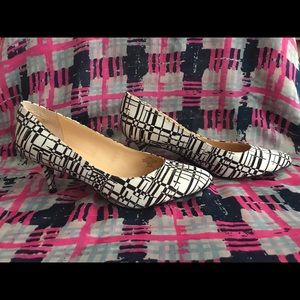 Liz Claiborne- black and white pumps